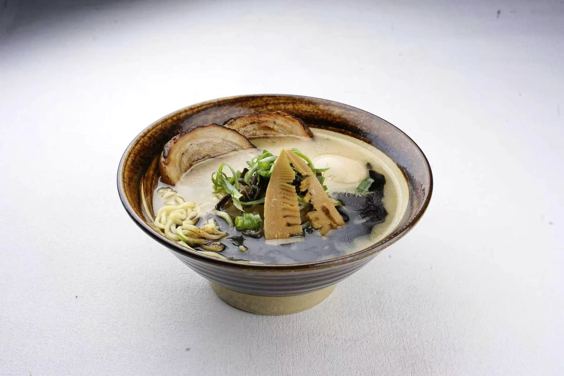 Ramen Tonkotsu avec chashu et œuf mollet