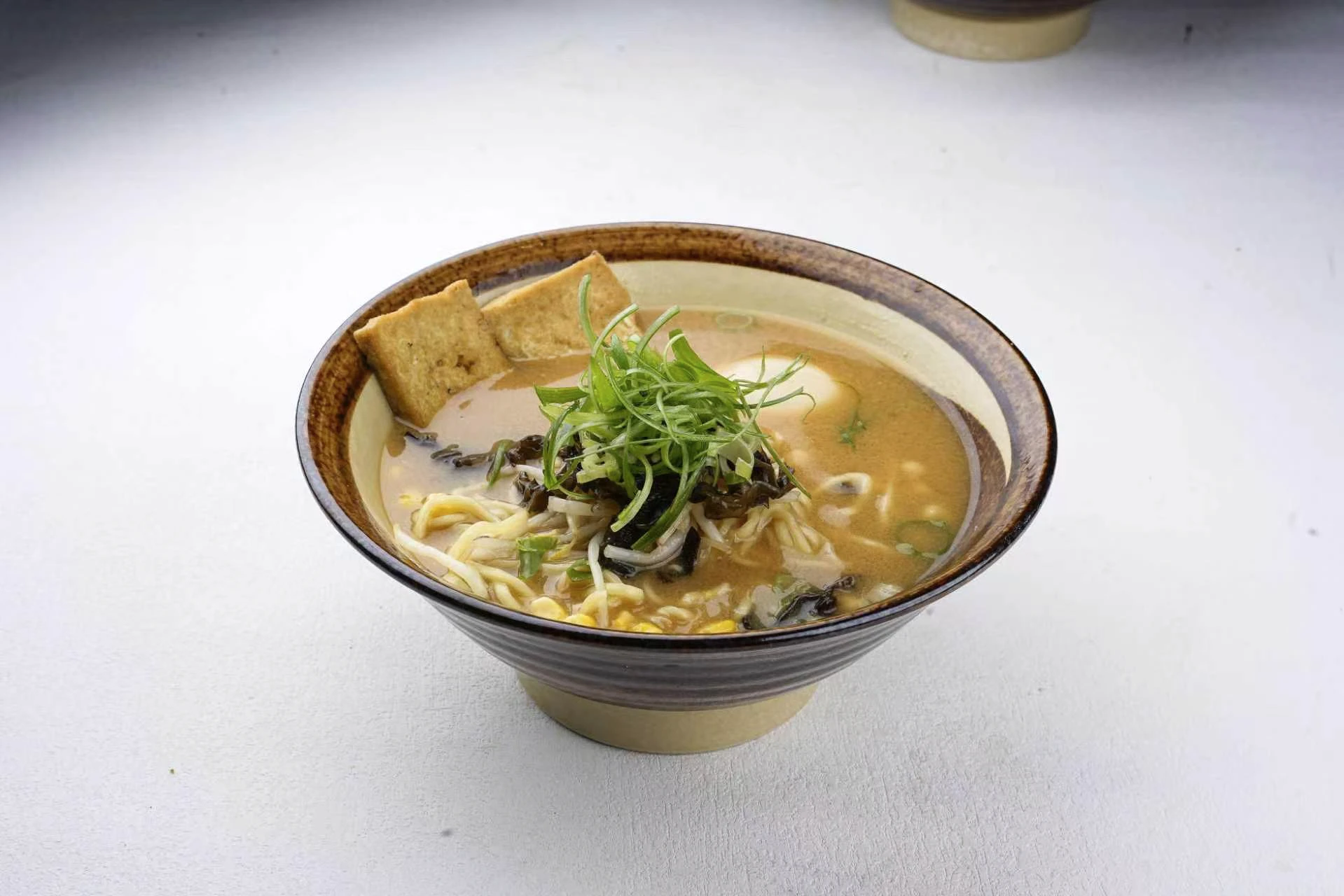 Ramen Miso avec maïs et pousses de soja