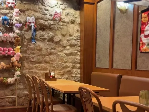 Ambiance chaleureuse pour un dîner de ramen.