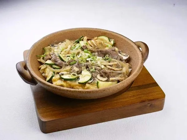 Un bol de ramen fumant dans un restaurant japonais à Paris.