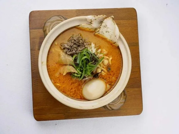 Ambiance chaleureuse pour un dîner de ramen.